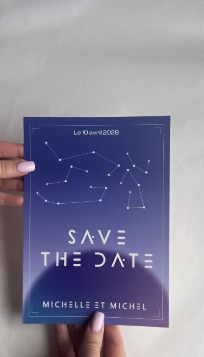 Carte Save the Date mariage bleu ciel avec constellations et le message “Notez la date” en typographie futuriste blanche sur fond spatial.