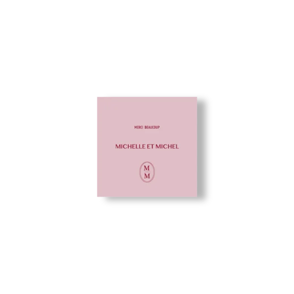 Carte de remerciement carrée rose poudré avec typographie rouge bordeaux. Design minimaliste et élégant.