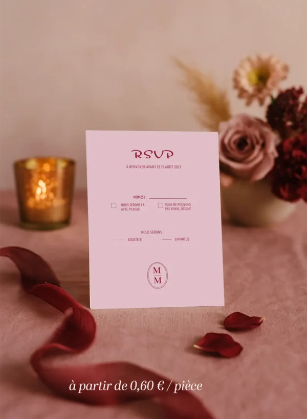 Carte RSVP mariage rose poudré, texte rouge bordeaux. Mise en page claire et romantique.