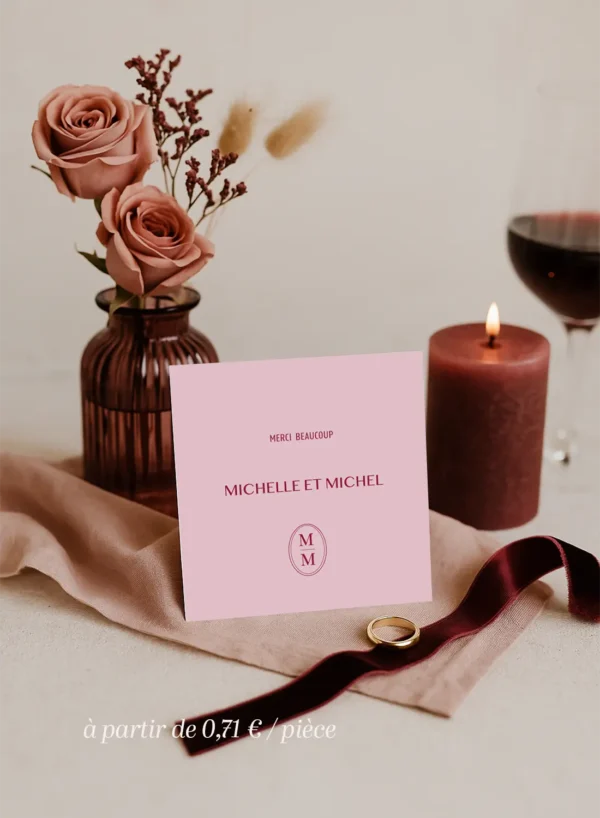 Carte de remerciement carrée rose poudré avec typographie rouge bordeaux. Design minimaliste et élégant.