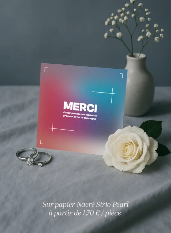 Carte de remerciement mariage carrée, fond flouté rose et bleu, typographie blanche merci, design moderne et graphique