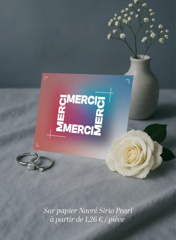 Carte de remerciement mariage, fond flouté bleu et rose, typographie blanche MERCI répétée, composition graphique forte et moderne