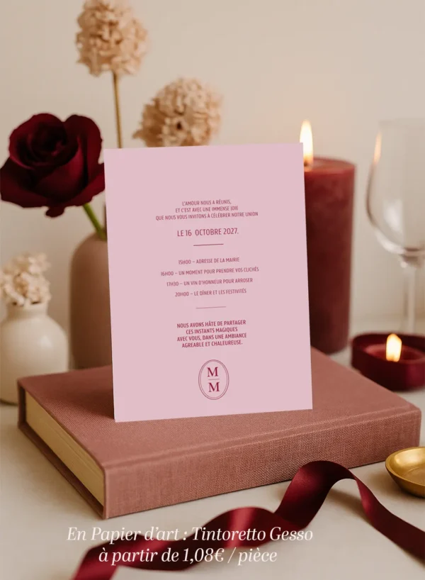 Faire-part mariage rose poudré, prénoms en rouge bordeaux centrés. Design sobre et élégant.