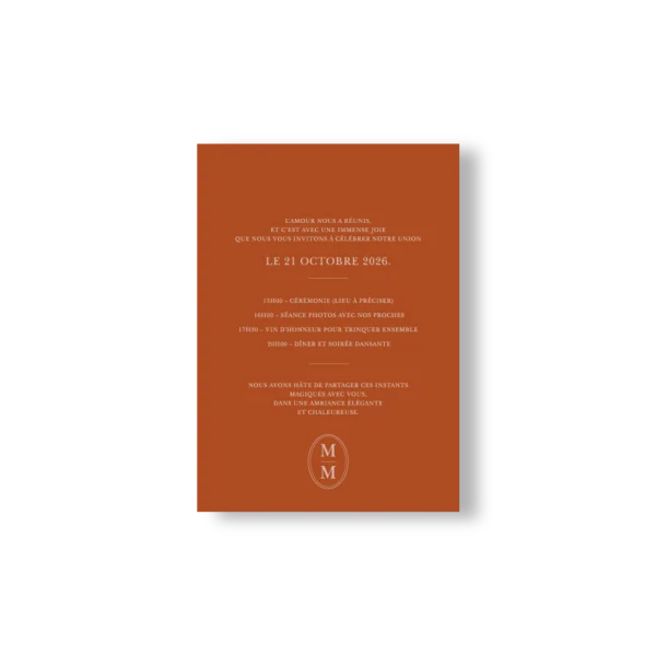 Programme mariage sur fond caramel avec horaires en typographie crème élégante