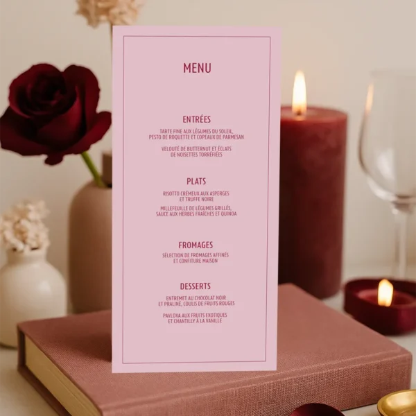 Menu de mariage vertical rose poudré avec texte rouge bordeaux. Design clair et romantique.