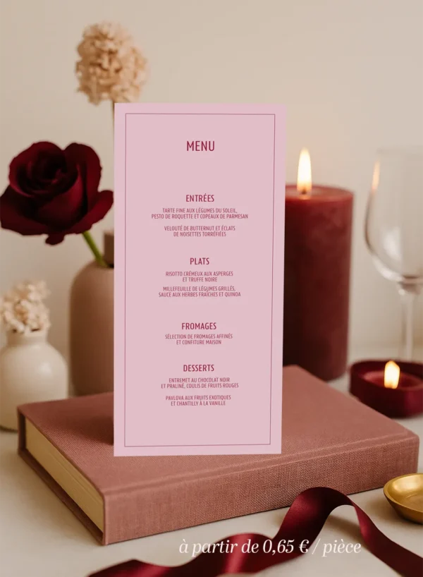 Menu de mariage vertical rose poudré avec texte rouge bordeaux. Design clair et romantique.