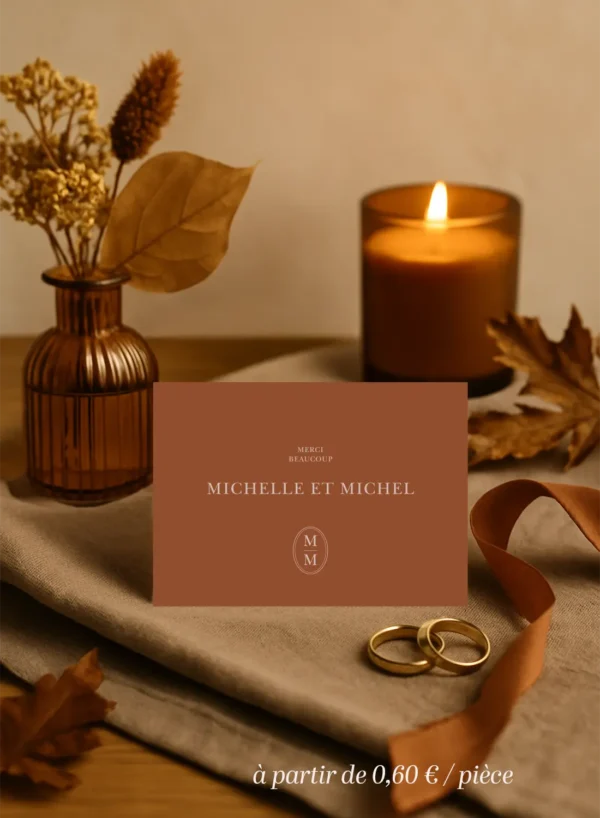 Carte de remerciement mariage chocolat lait, texte crème, prénoms centrés et monogramme discret. Élégance sobre et chaleureuse.