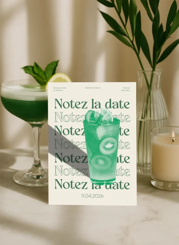 Carte Notez la Date mariage avec grand cocktail vert kiwi, répétition typographique et prénoms des mariés sur fond crème