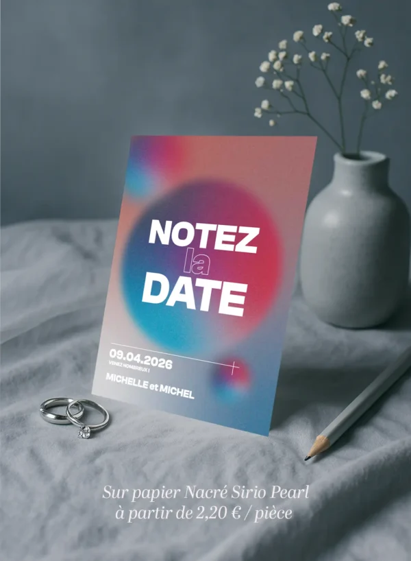 Carte Notez la Date mariage, fond flou bleu rose violet, typographie blanche et violette, design moderne et date bien lisible