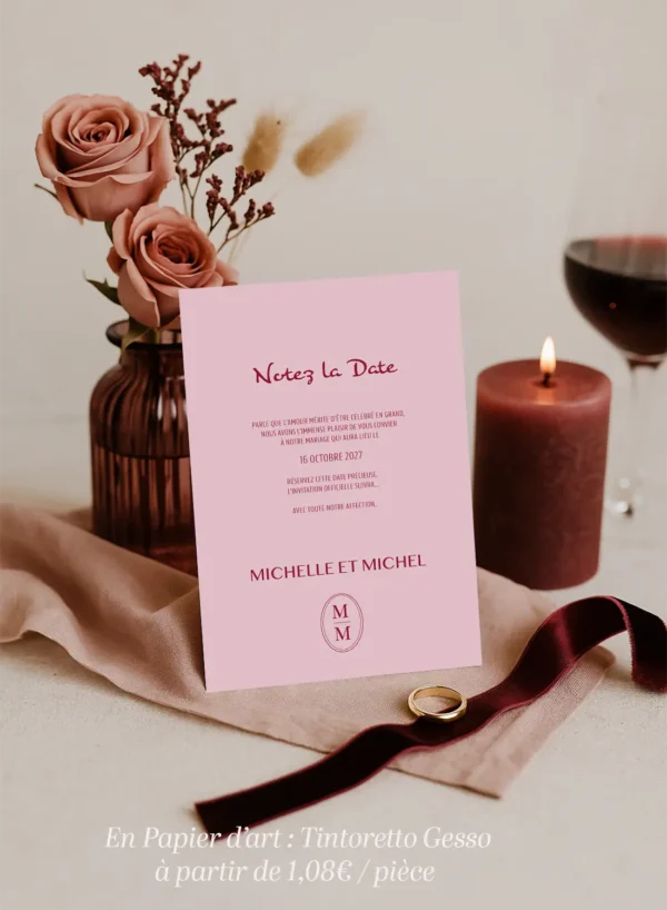 Carte Notez la Date rose poudré avec prénoms et date en rouge bordeaux centrés. Design minimaliste et romantique