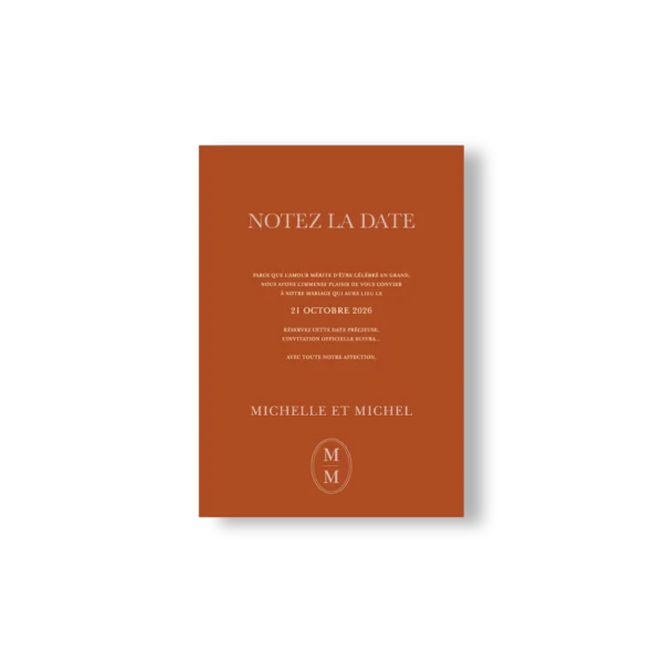 Carte Notez la Date mariage fond caramel, typographie crème avec prénoms et date au centre. Élégance sobre.
