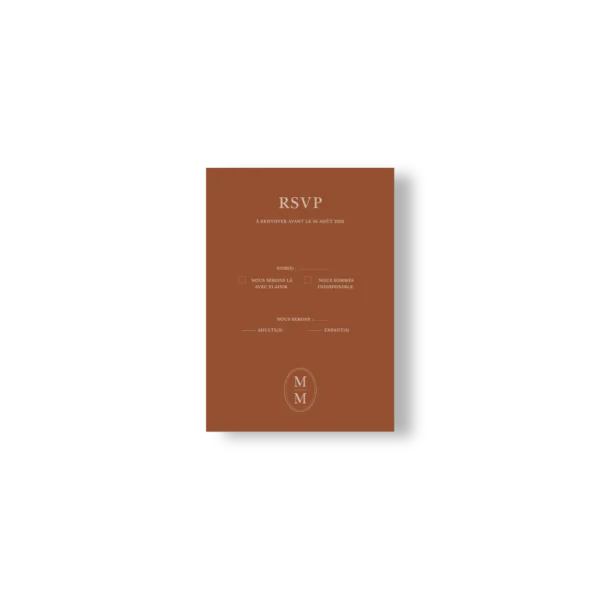 Carte RSVP mariage fond chocolat lait, texte crème avec cases à cocher. Monogramme en bas. Design clair et graphique.
