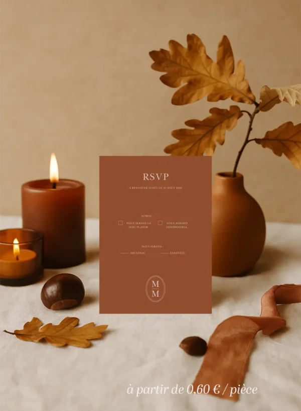 Carte RSVP mariage fond chocolat lait, texte crème avec cases à cocher. Monogramme en bas. Design clair et graphique.