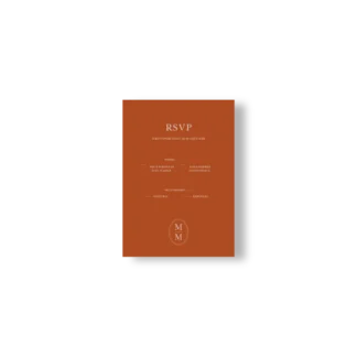 Carte RSVP mariage caramel avec cases à cocher et monogramme bas de page, typographie crème chic.