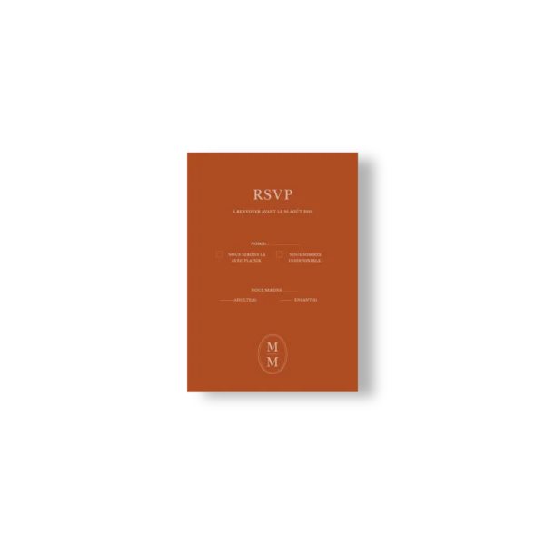 Carte RSVP mariage caramel avec cases à cocher et monogramme bas de page, typographie crème chic.