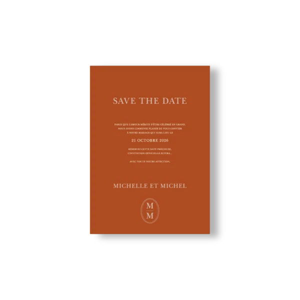 Carte Save the Date caramel avec prénoms des mariés et monogramme crème, design chaleureux et minimaliste