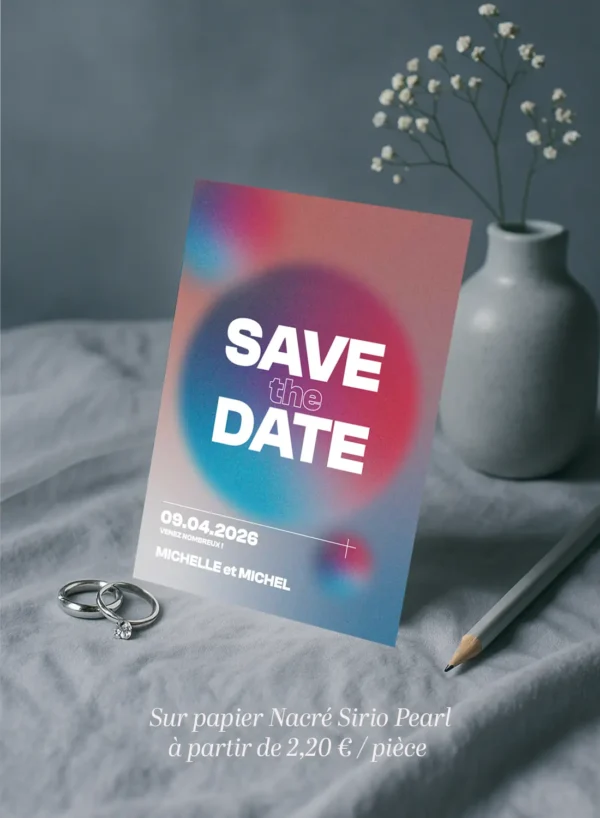 Save the Date mariage fond flouté rose bleu, typographie blanche au centre, cercles colorés, style moderne et visuel graphique