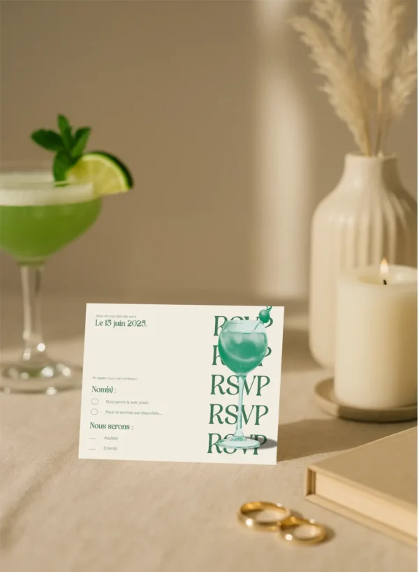 Carton réponse (RSVP) élégant avec cocktail vert et texte typographique, Collection Cocktail.