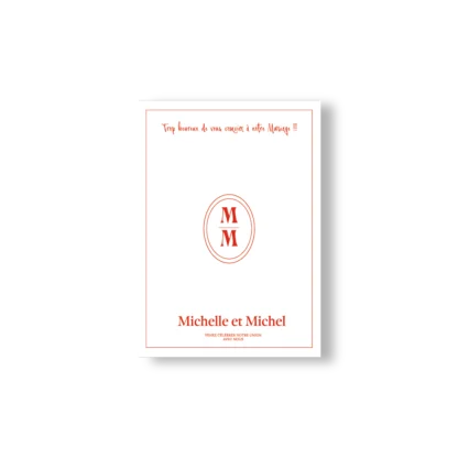 Faire-part mariage fond blanc avec monogramme central rouge, texte rouge profond et prénoms des mariés en bas de carte
