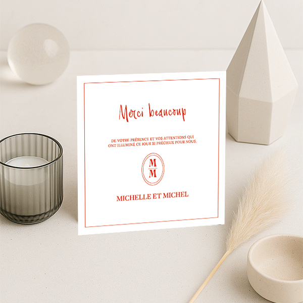 Carte de remerciement mariage carrée, fond blanc, texte rouge Merci beaucoup et prénoms des mariés avec monogramme central