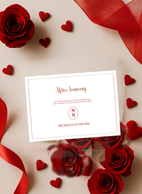 Carte de remerciement mariage rectangulaire, fond blanc, texte rouge Merci beaucoup, monogramme et prénoms des mariés en bas