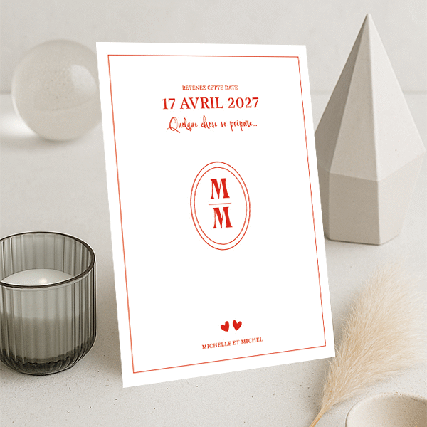 Carte Retenez cette date fond blanc avec monogramme, texte rouge profond et deux petits cœurs en bas de carte