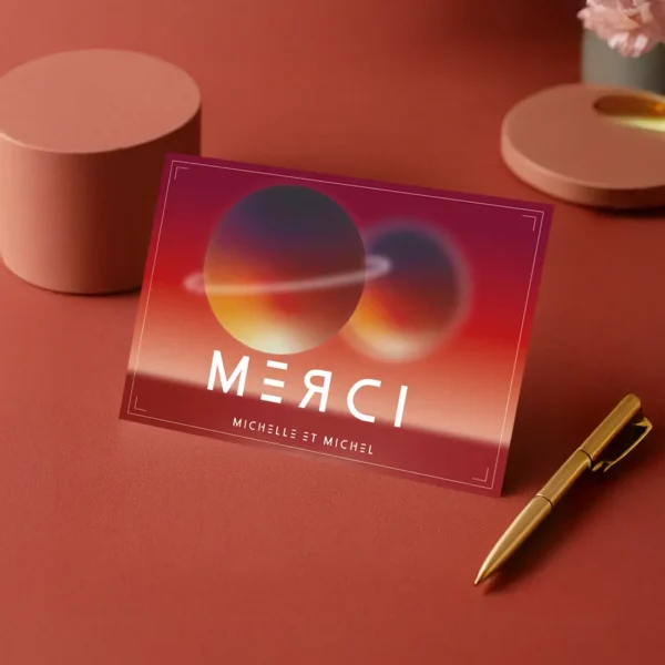 Carte de remerciement carrée rouge saturne, planète au centre, typographie “MERCI” blanche stylisée. Look spatial intense.