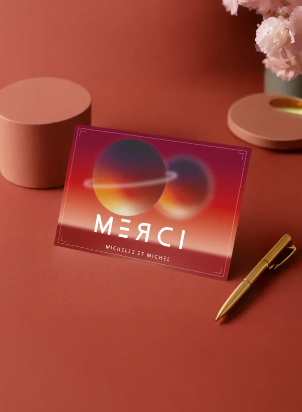 Carte de remerciement carrée rouge saturne, planète au centre, typographie “MERCI” blanche stylisée. Look spatial intense.