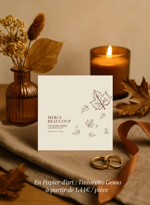 Carte de remerciement beige avec illustrations de feuilles marron et message “Merci Beaucoup” en typographie élégante, ambiance automnale.