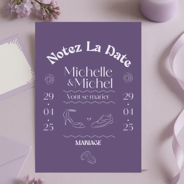 Carte “Notez la Date” mariage Violette avec illustrations festives – modèle Dolce Vita Aubergine